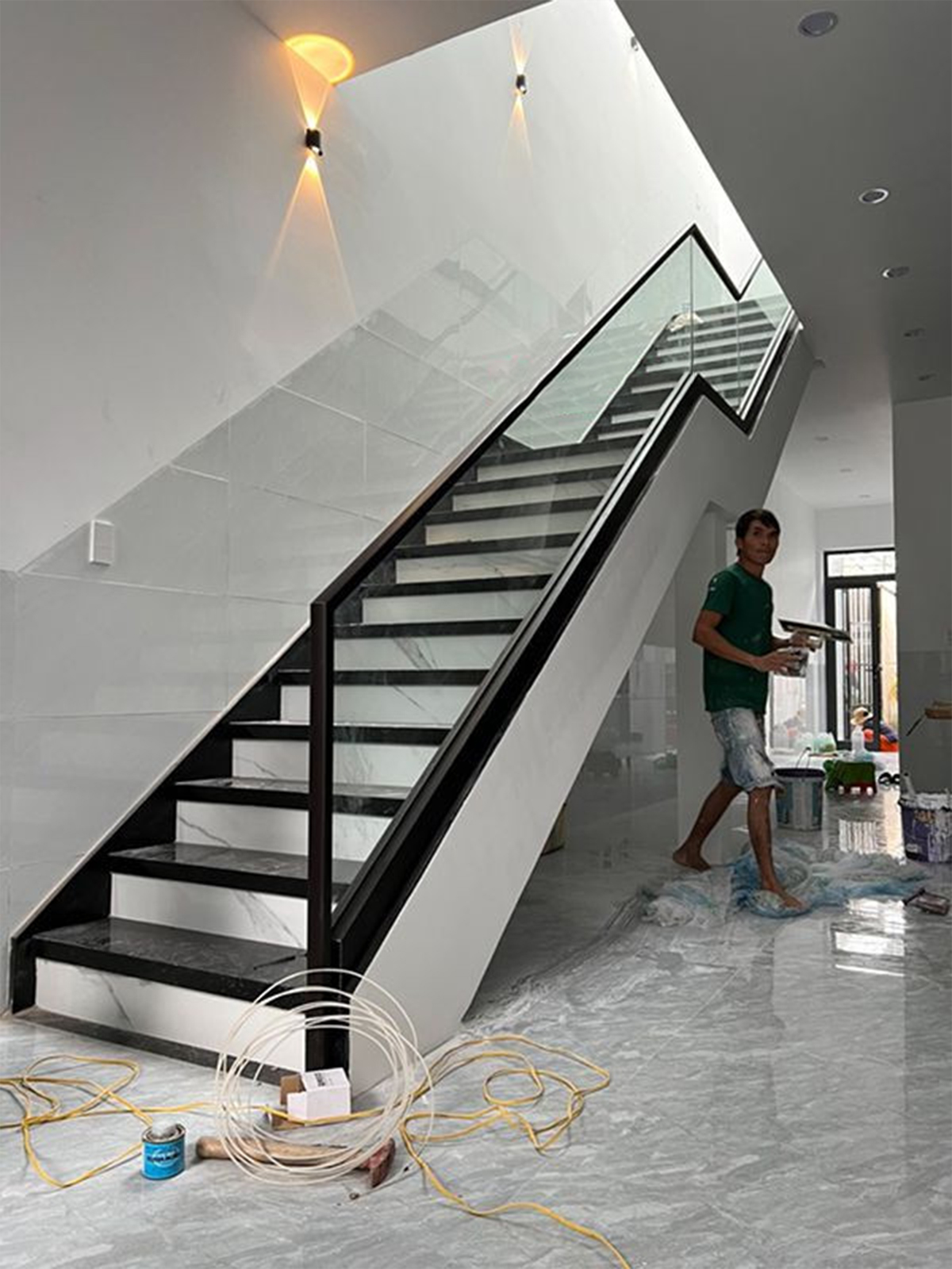 cầu thang kính quảng ngai